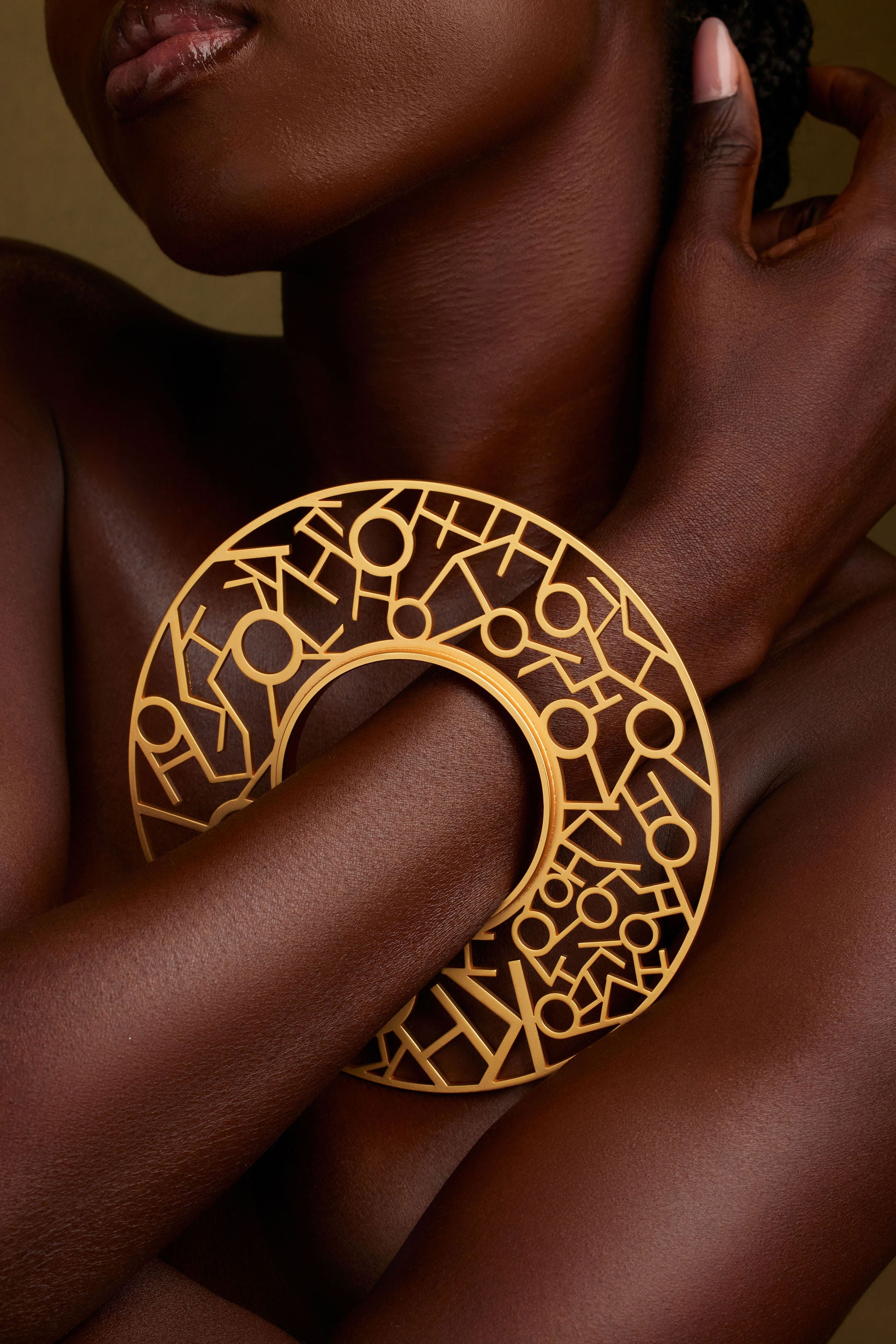 AMIR-KHOI-GOLD-BANGLE