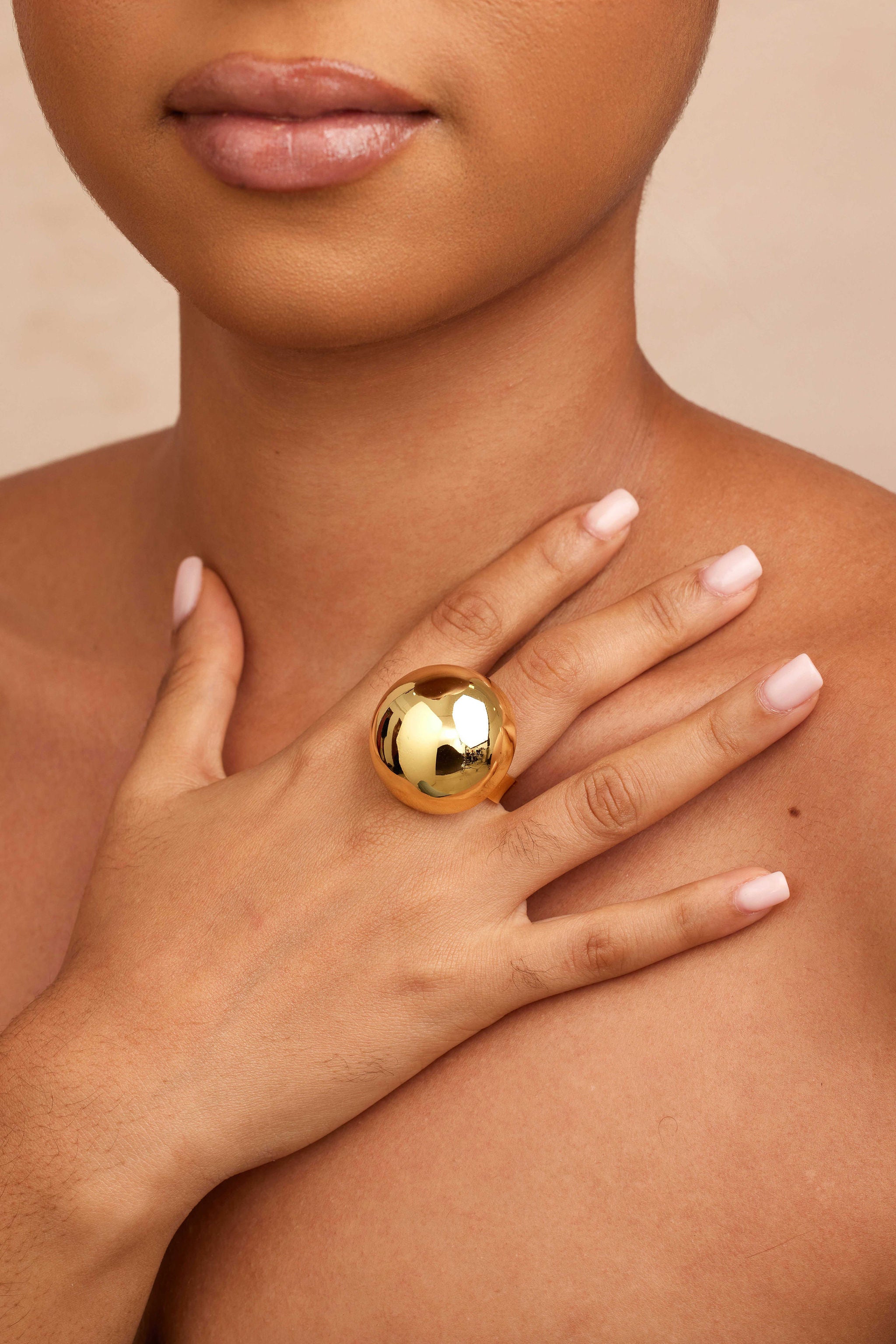 ANFO-GOLD-RING-FINGER-VIEW