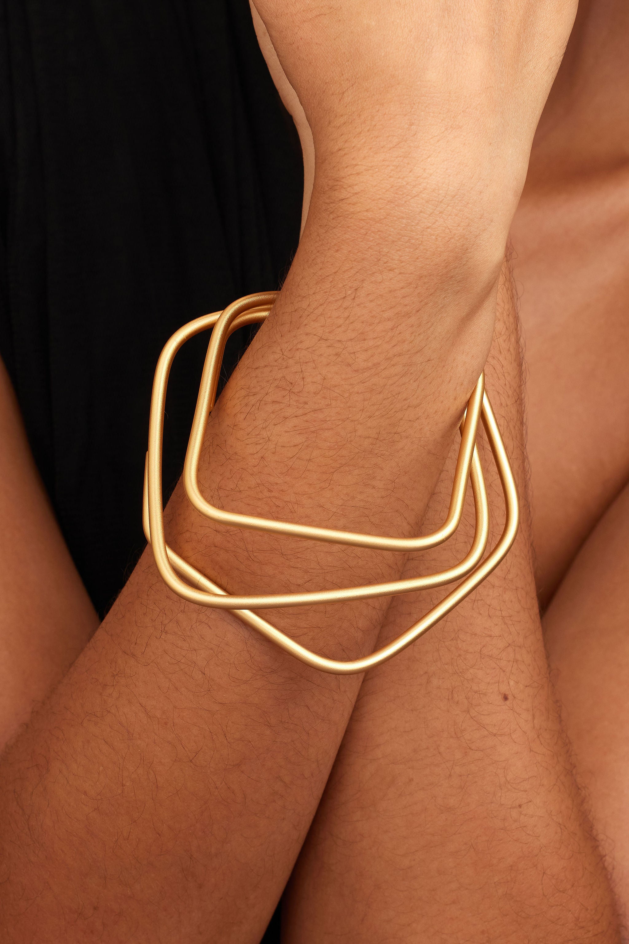 HENG-BANGLE-gold-HAND-VIEW