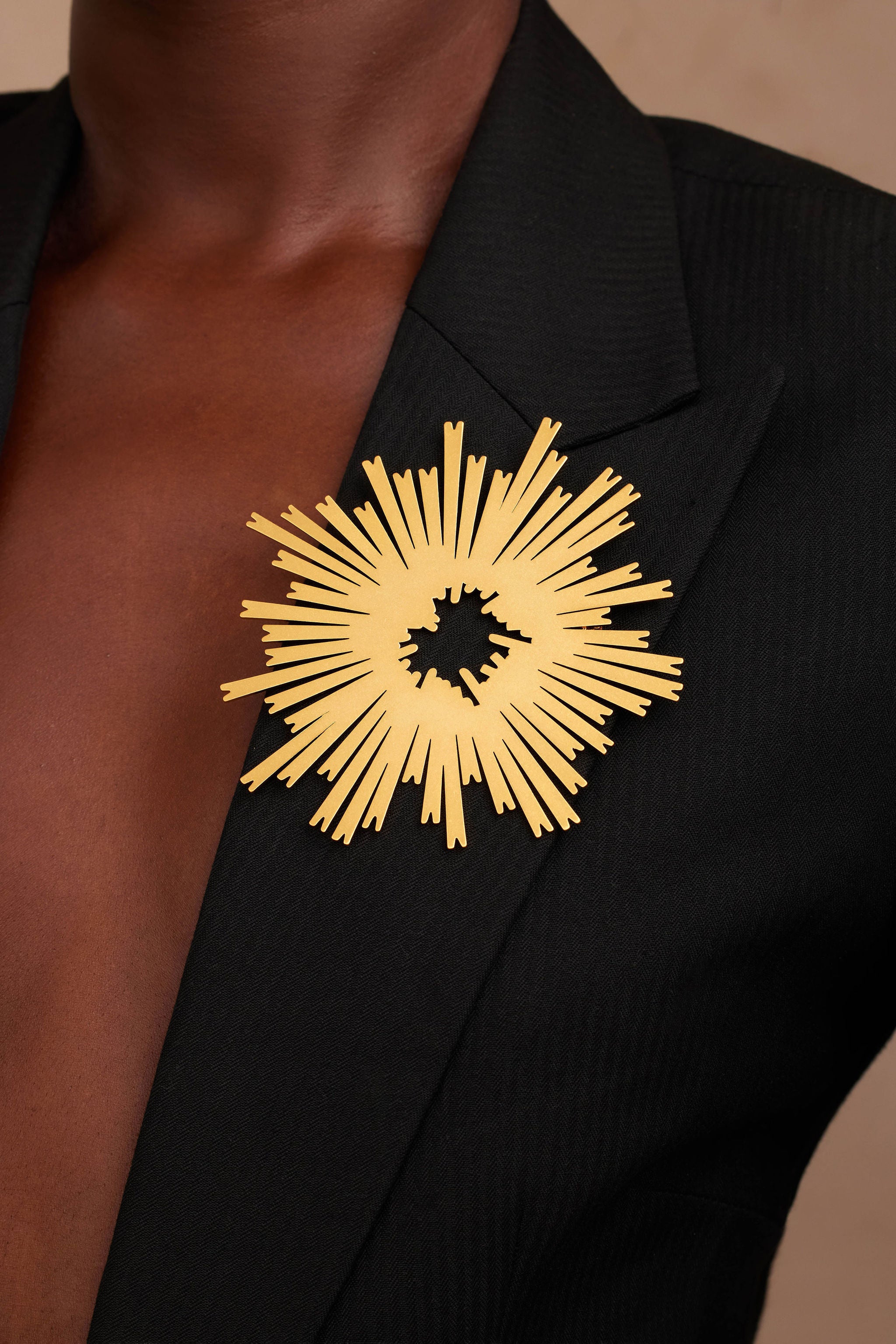 RIZA-GOLD-BROOCH-LAPEL-VIEW