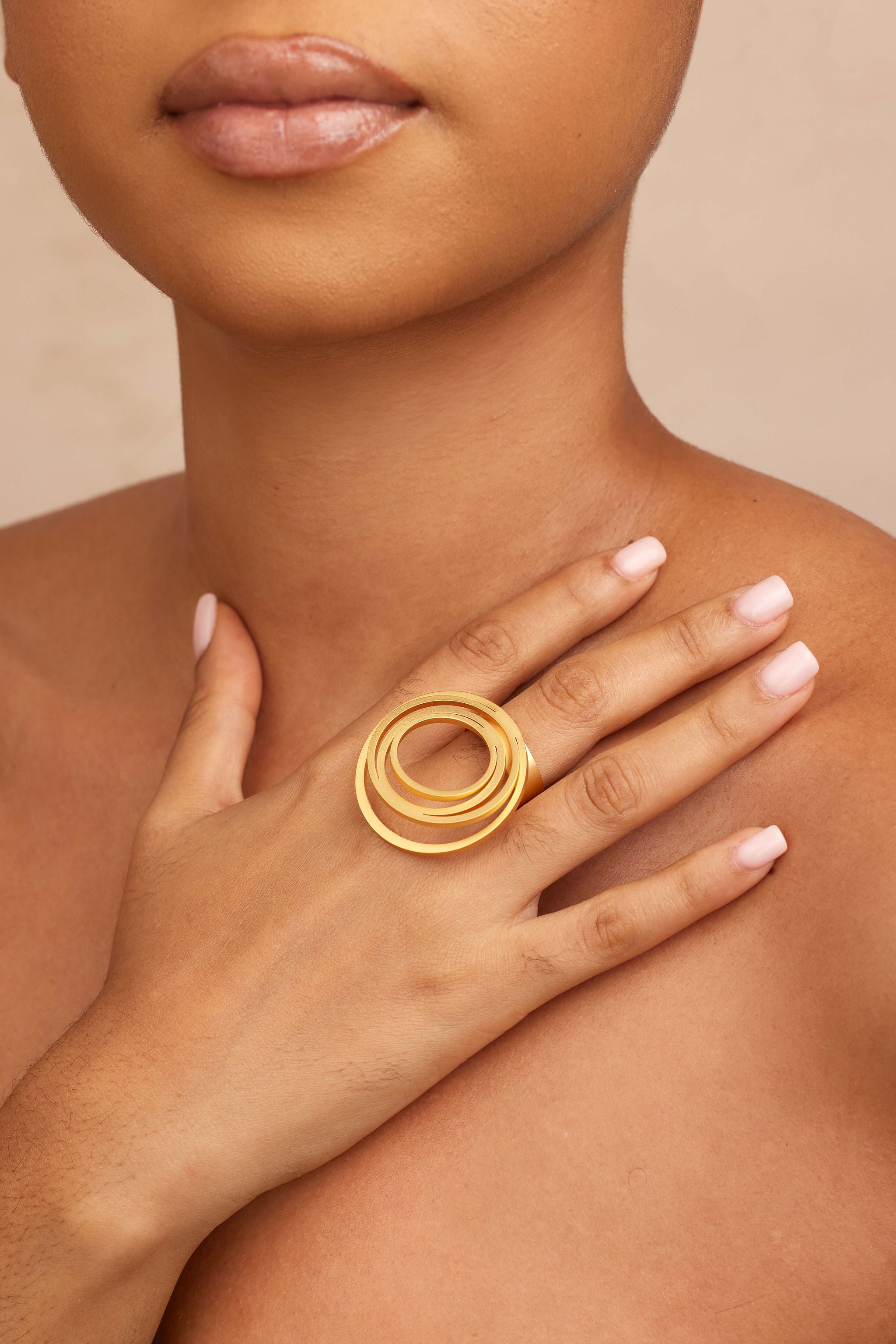 TAMI-GOLD-RING-FINGER-VIEW