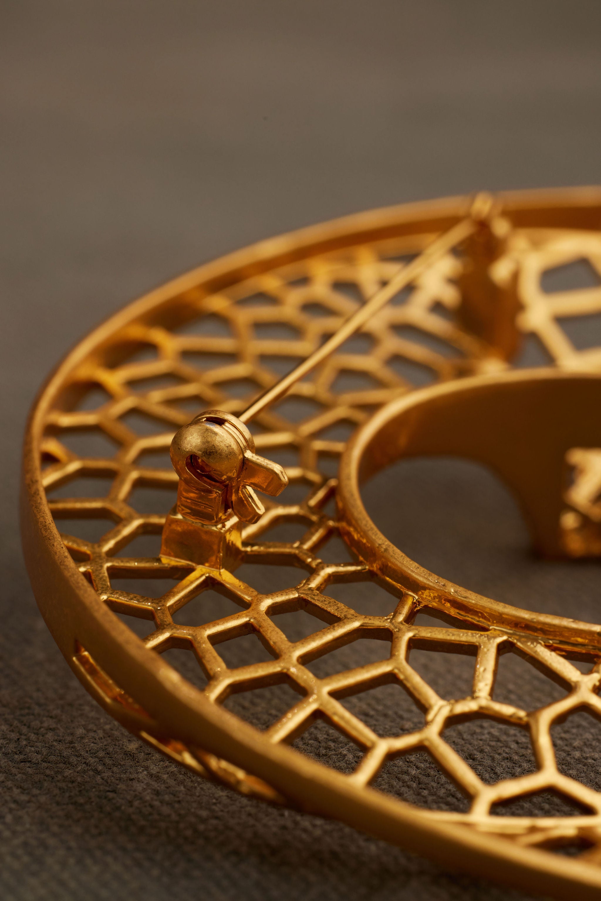 UDIO-BROOCH-CAGE-GOLD-DETAIL-VIEW