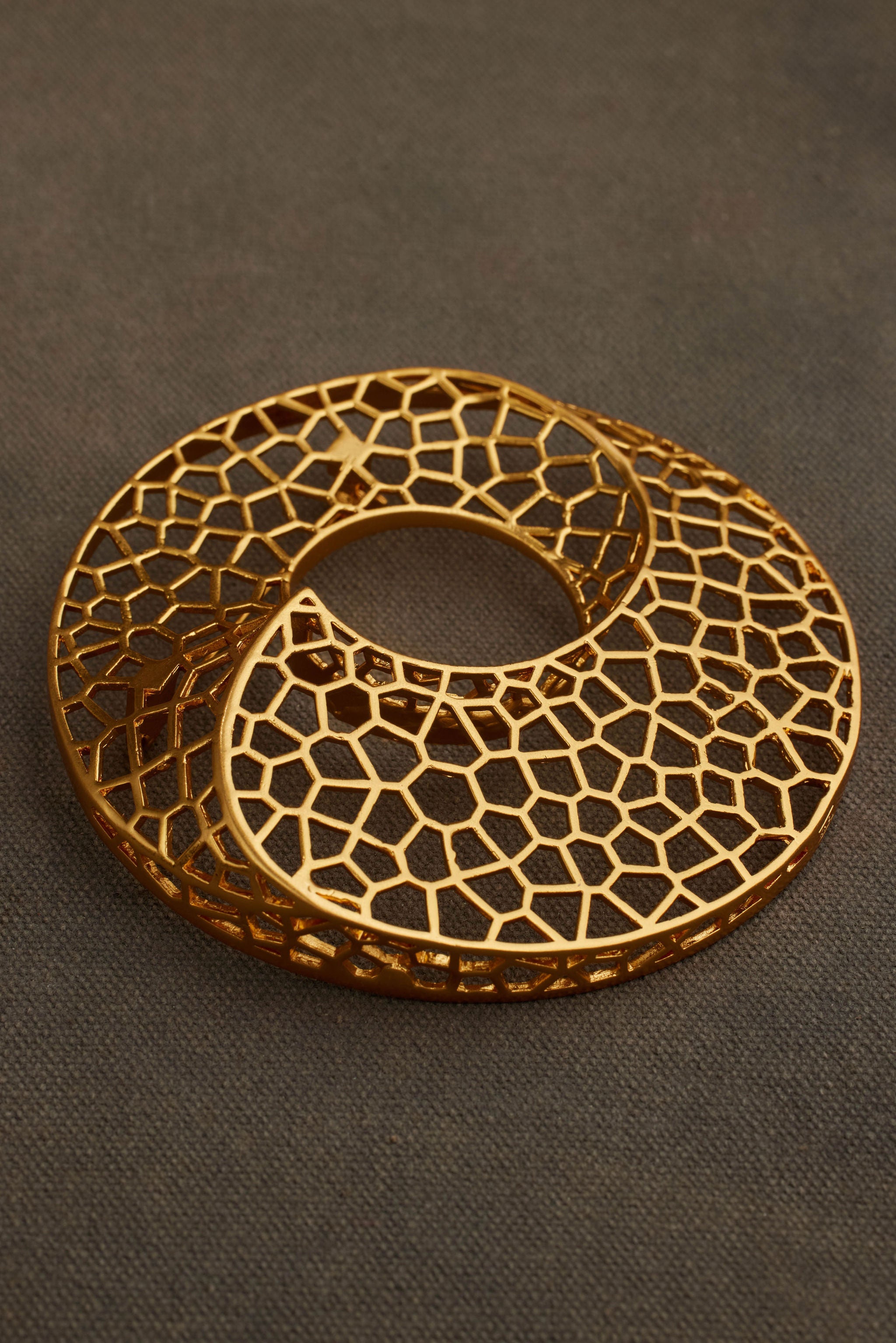 UDIO-BROOCH-CAGE-GOLD-DETAIL-VIEW