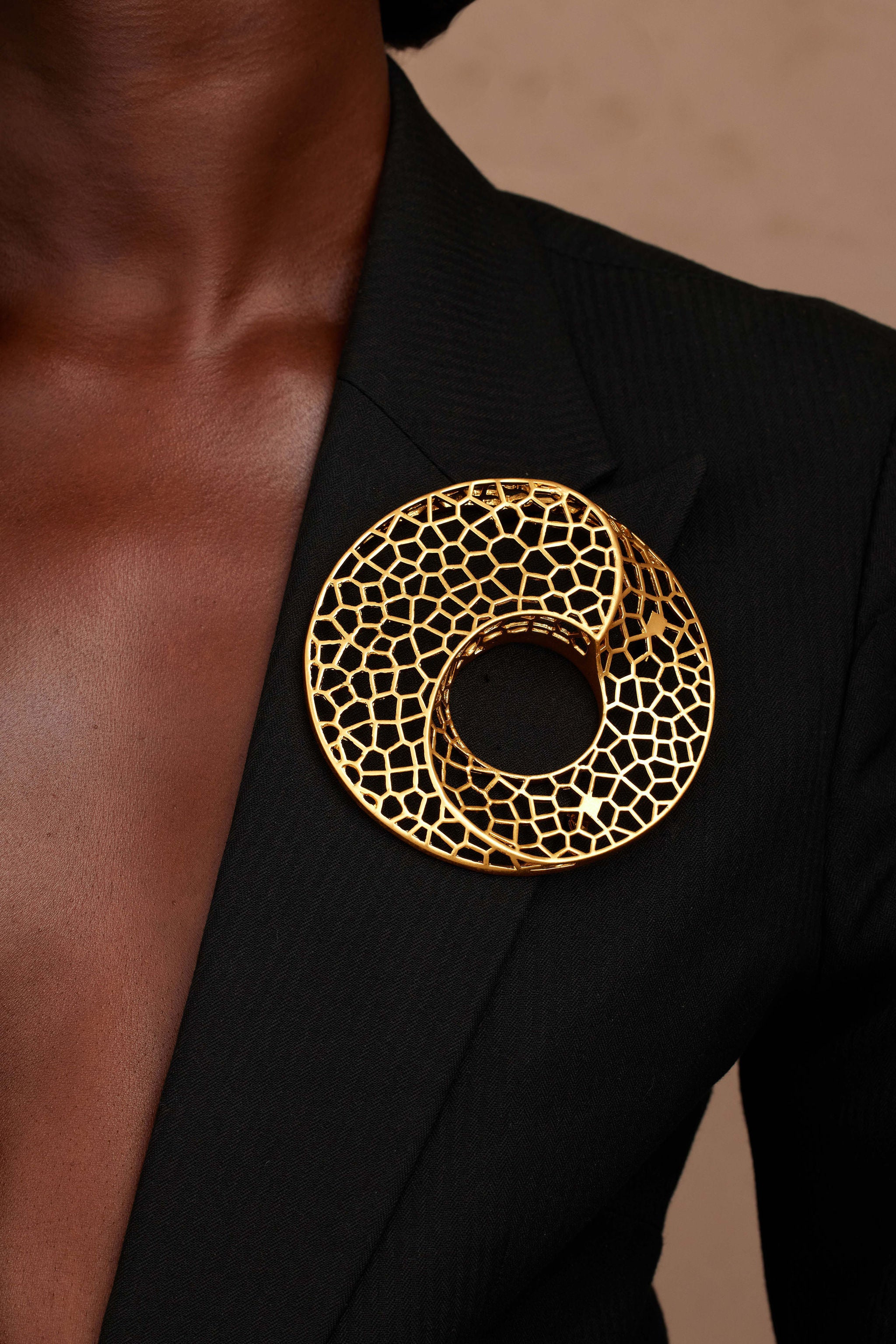 UDIO-BROOCH-CAGE-GOLD-LAPEL-VIEW