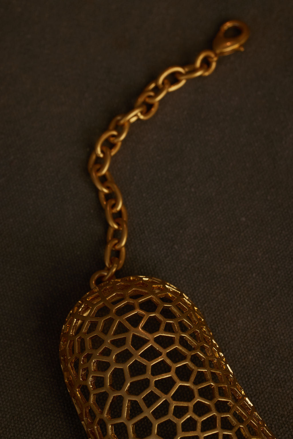 MEXA-NECKLACE-CAGE-GOLD-NECKLACE-CLOSURE